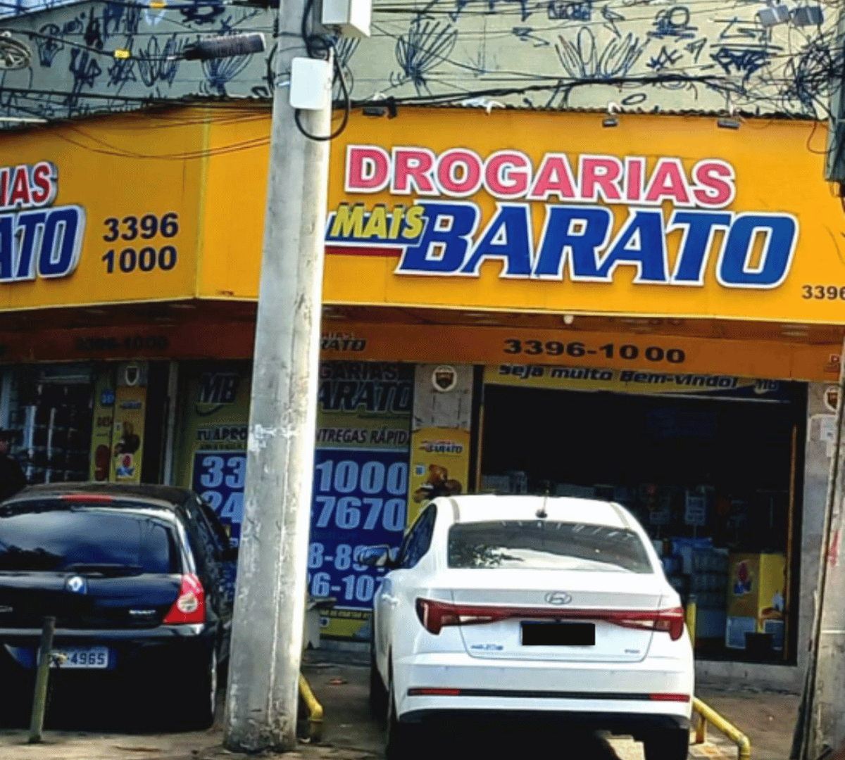 Farmacêutica atendendo cliente com atenção e cuidado