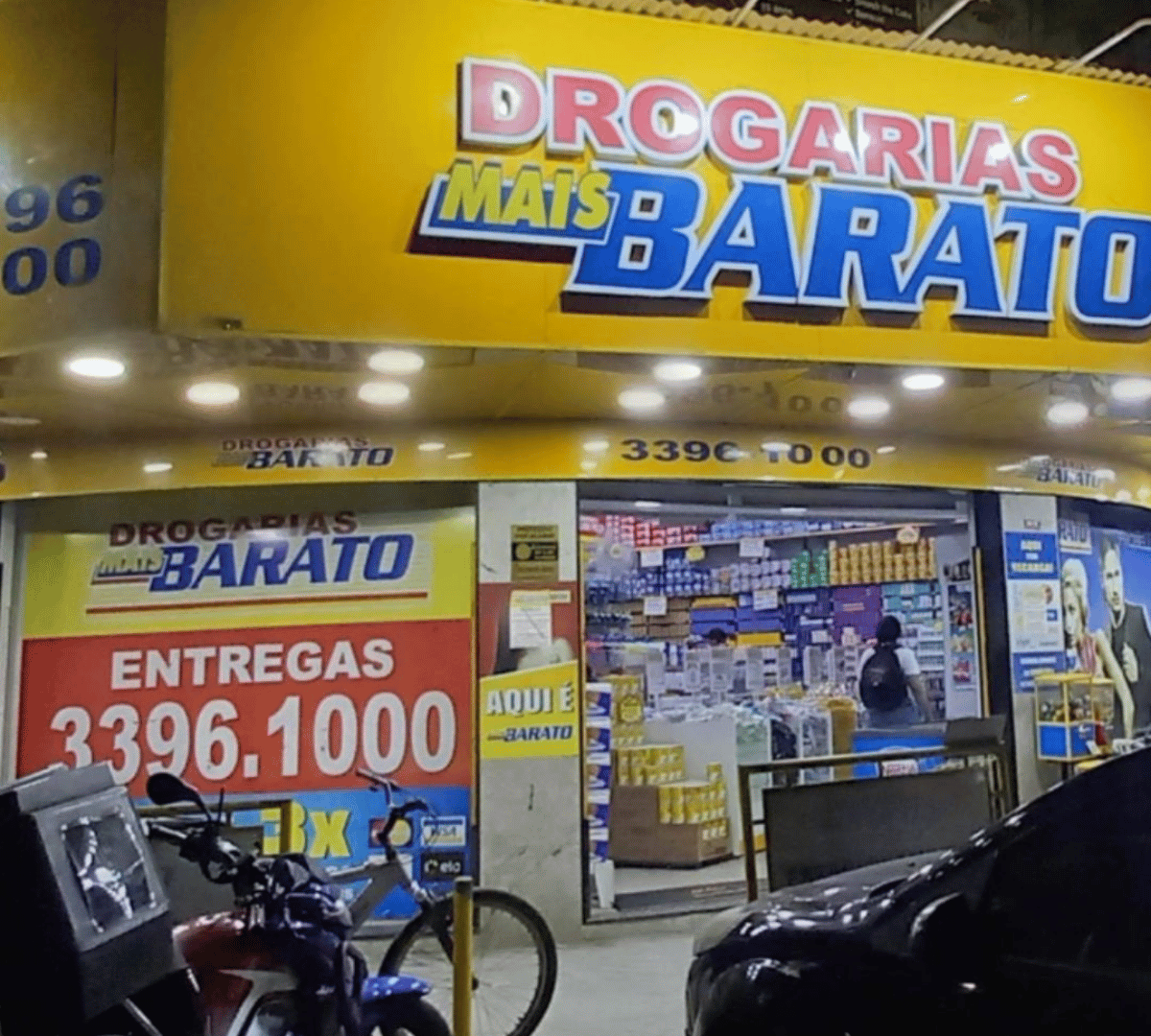 Corredor com ampla variedade de produtos de saúde e bem-estar