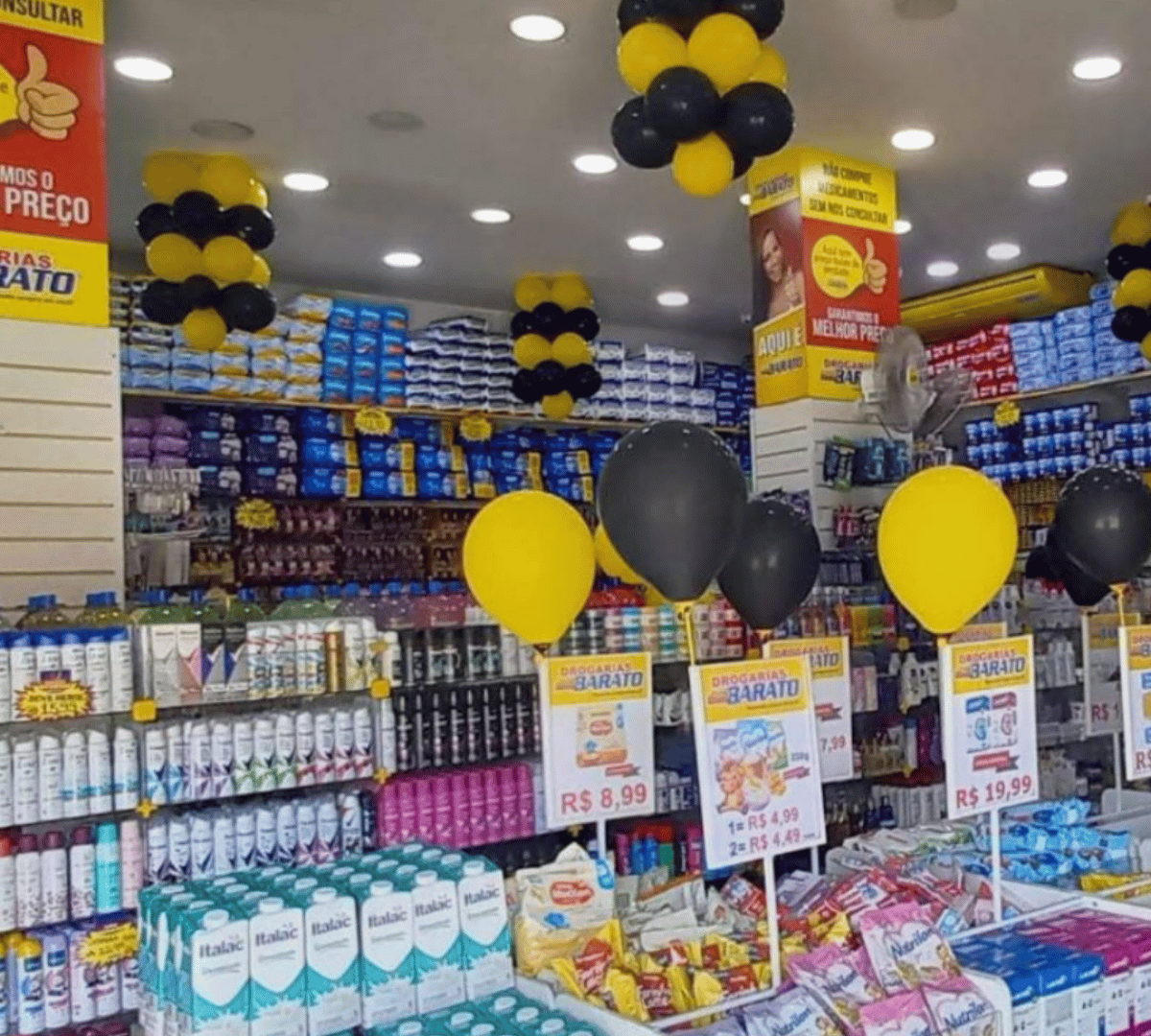 Interior espaçoso e organizado da Drogarias Mais Barato